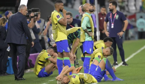 Tite ‘abandona’ jogadores no gramado após eliminação na Copa e diz: ‘Fim de ciclo’