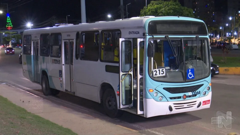 VÍDEO: trio de suspeitos assalta passageiros de ônibus da Zona Oeste de Manaus