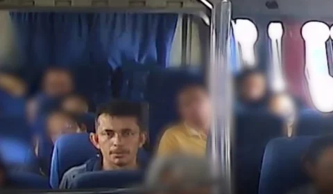 Vídeo: homem com braço enfaixado assalta passageiros de micro-ônibus em Manaus