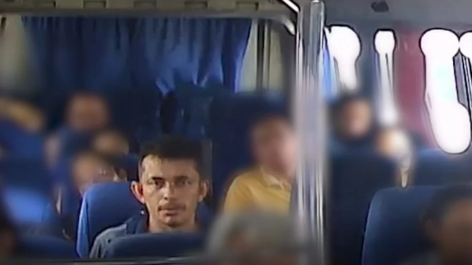 Vídeo: homem com braço enfaixado assalta passageiros de micro-ônibus em Manaus