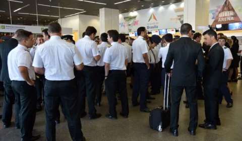 Aeronautas aprovam proposta de empresas e decidem encerrar greve