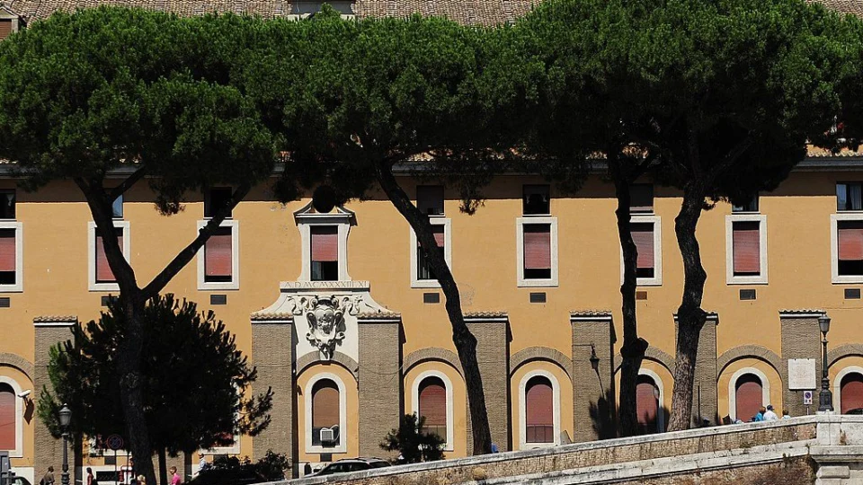 Atirador abre fogo e mata 3 mulheres em reunião de moradores em Roma, na Itália