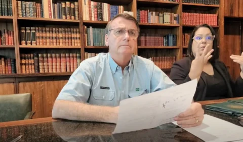 ‘Nada justifica ato terrorista’, diz Bolsonaro em live antes de deixar presidência