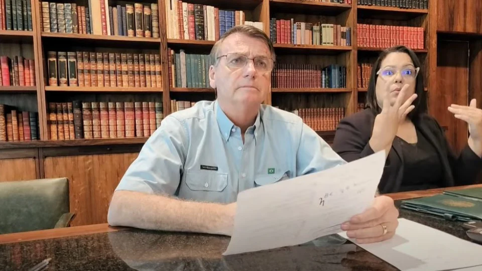 ‘Nada justifica ato terrorista’, diz Bolsonaro em live antes de deixar presidência