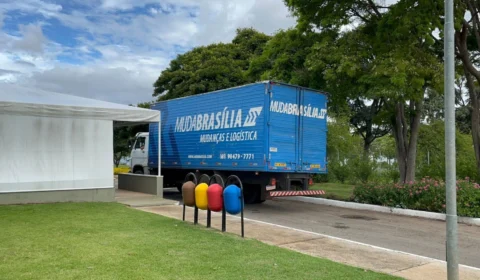 Fim do governo Bolsonaro: Palácio da Alvorada recebe caminhão de mudança no DF