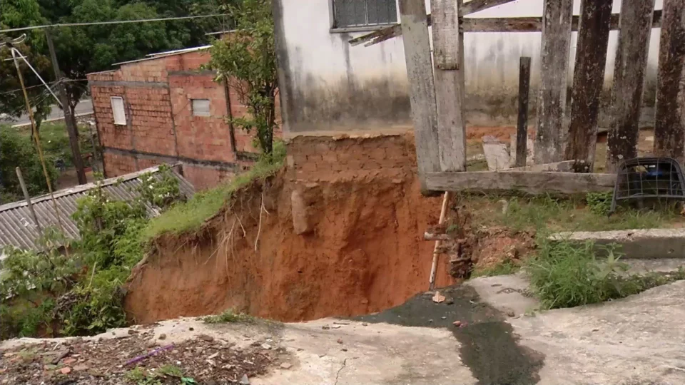 VÍDEO: casas correm risco de serem engolidas por cratera em rua de Manaus