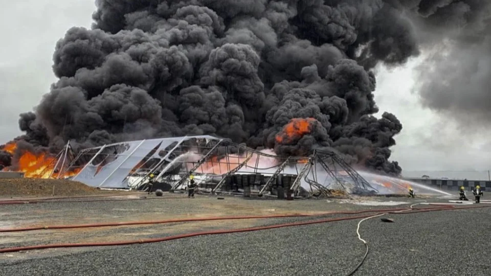 Incêndio de grandes proporções libera fumaça tóxica em Santa Catarina
