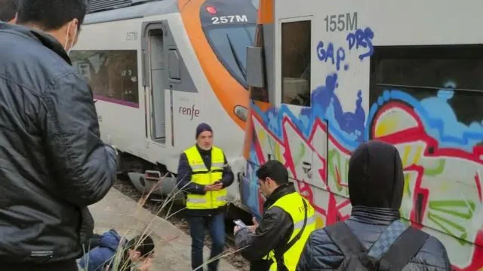 Colisão de trens deixa 155 pessoas feridas em Barcelona, na Espanha