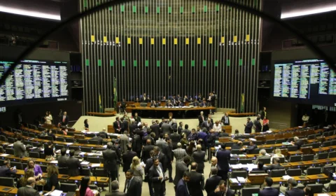 Congresso aprova Orçamento de 2023 com salário mínimo de R$ 1.320