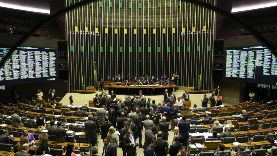 Congresso aprova Orçamento de 2023 com salário mínimo de R$ 1.320