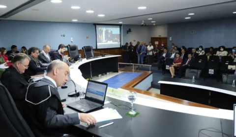 TCE-AM adia julgamento das contas de David Almeida após pedidos de vista