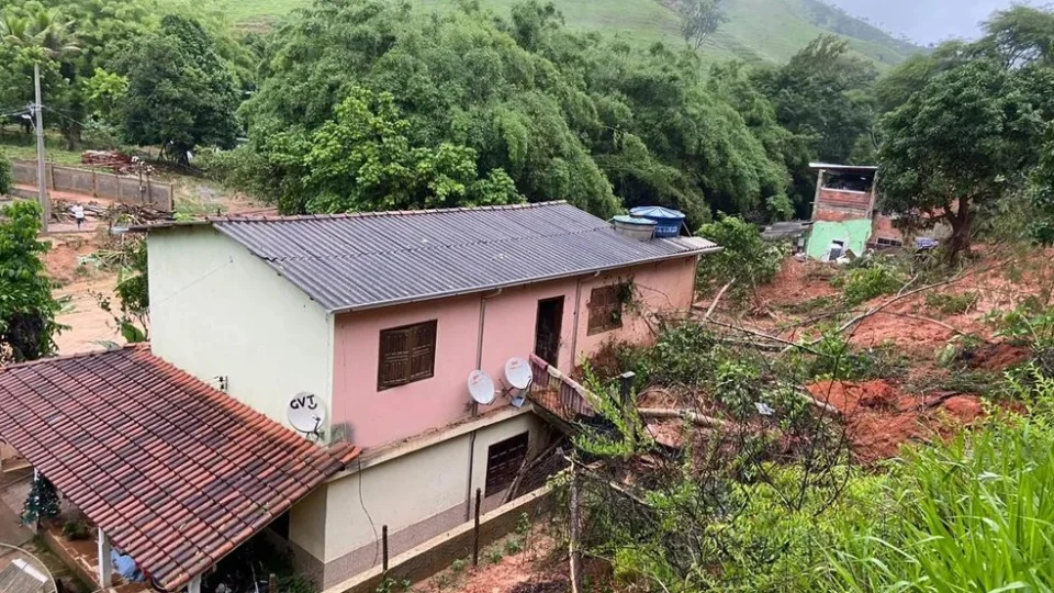 Chuva provoca mortes e afeta mais de 100 cidades em Minas Gerais