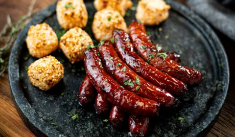 Receita Fácil – Linguiça caramelizada na cerveja: opção pronta em 25 min