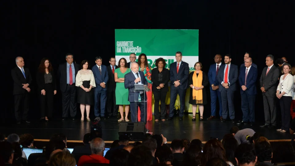 Lula anuncia 16 novos ministros para o futuro governo