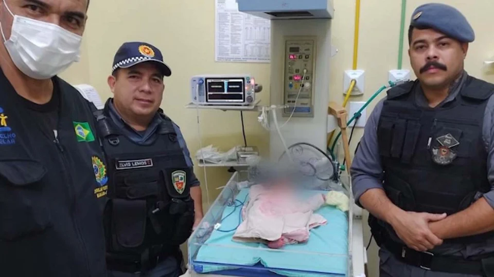 VÍDEO: mulher encontra bebê recém-nascido abandonado em rodovia do Amazonas