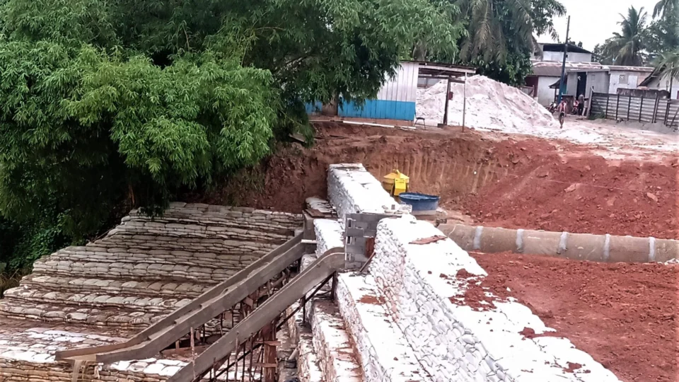 Obra para conter erosão na orla de Japurá-AM chega a 90% de execução