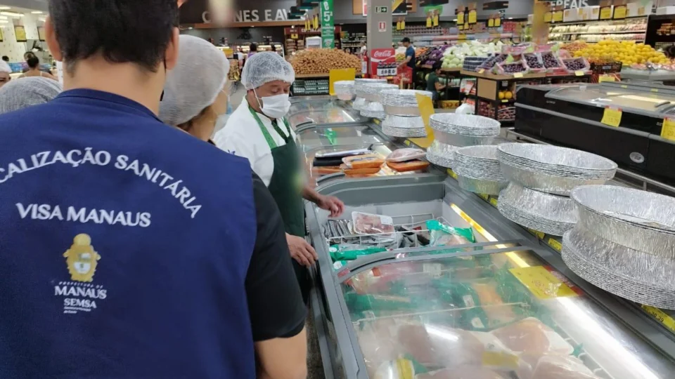 Operação apreende 90 kg de alimentos impróprios para consumo em Manaus