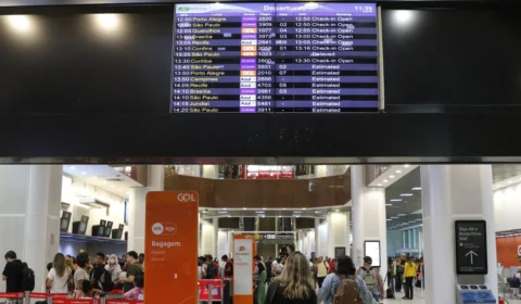 Sem acordo, aeronautas mantêm paralisações em 5º dia de greve no Brasil