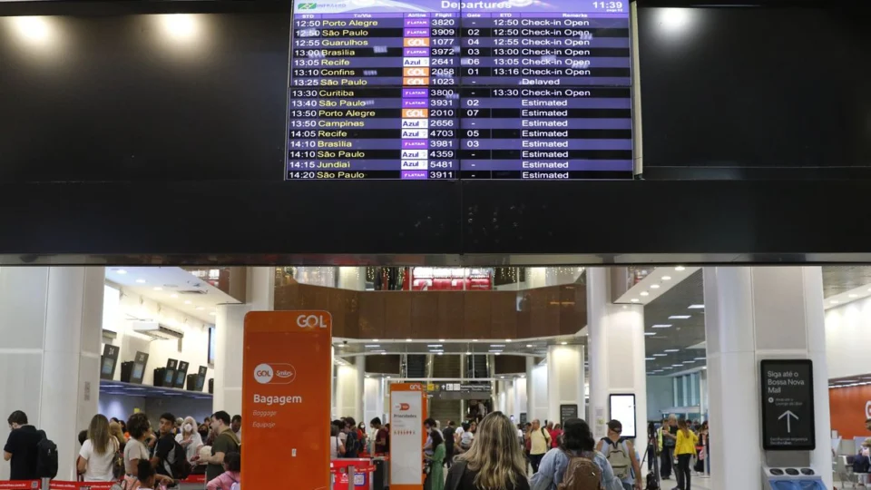 Sem acordo, aeronautas mantêm paralisações em 5º dia de greve no Brasil