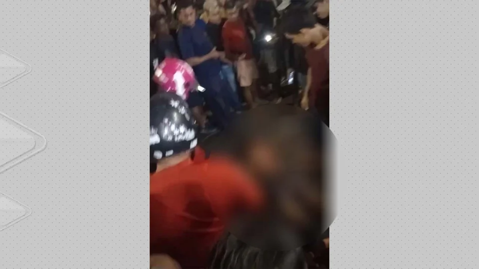 VÍDEO: populares agridem adolescente suspeito de roubo na Zona Leste de Manaus