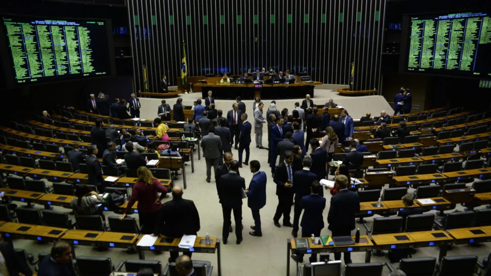 Em esforço concentrado, Câmara vota 13 medidas provisórias do governo anterior