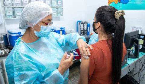 Primeiro lote de vacinas bivalentes contra covid-19 chega ao Brasil