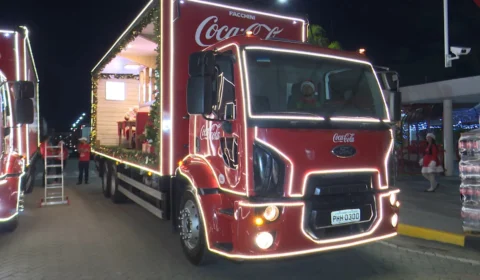 VÍDEO: caravana de Natal da Coca-Cola passa por várias avenidas de Manaus