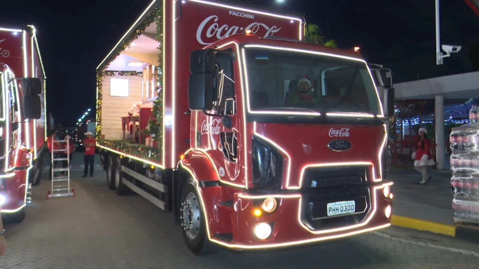 VÍDEO: caravana de Natal da Coca-Cola passa por várias avenidas de Manaus