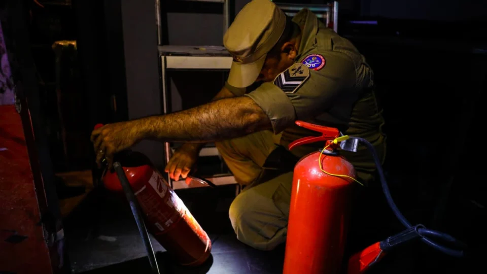 Bombeiros encontram irregularidade em 17 estabelecimentos de Manaus
