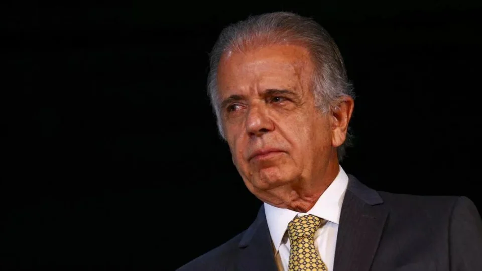 Ministro da Defesa pede à PF nome dos militares que estiveram com hacker