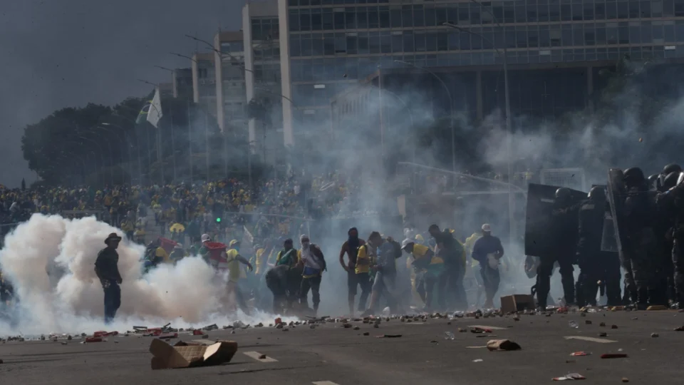 Ministros do STF classificam ato antidemocrático como ‘terroristas’
