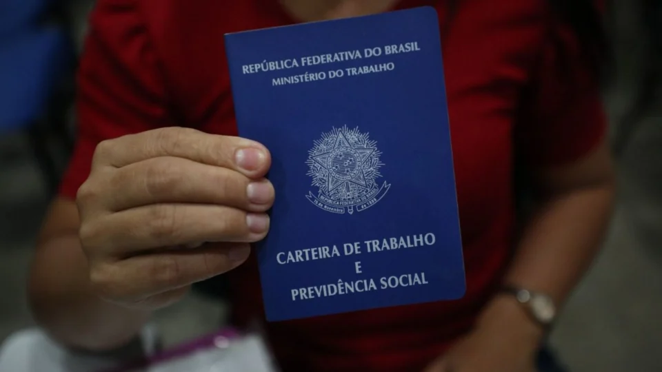 Desemprego tem menor taxa desde 2015 e nível de ocupação cresce no Brasil