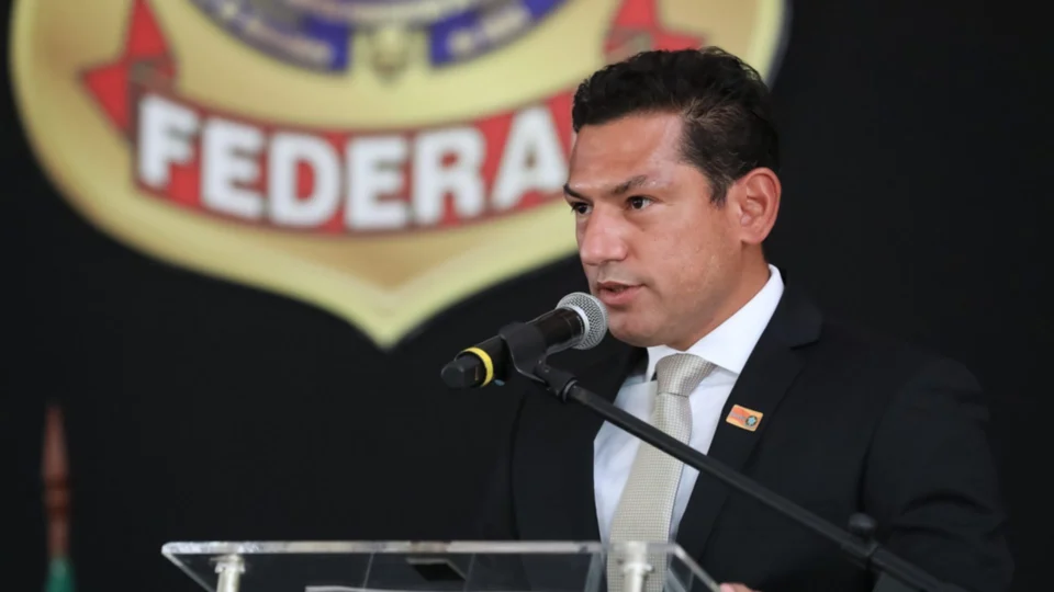 Ministro da Justiça exonera 27 chefes regionais da PRF e 18 da PF; veja novos nomes