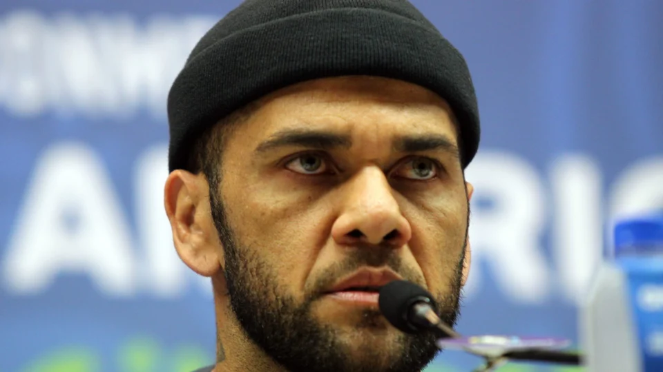 Daniel Alves admite que houve relação sexual, mas consensual, dizem jornais espanhóis