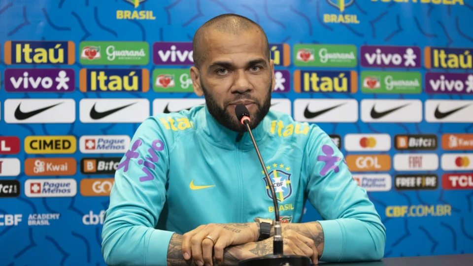 Daniel Alves é preso preventivamente na Espanha por acusação de assédio sexual 