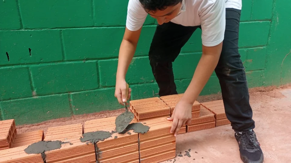 Alunos aplicam cálculos na construção de paredes em Manaus; entenda