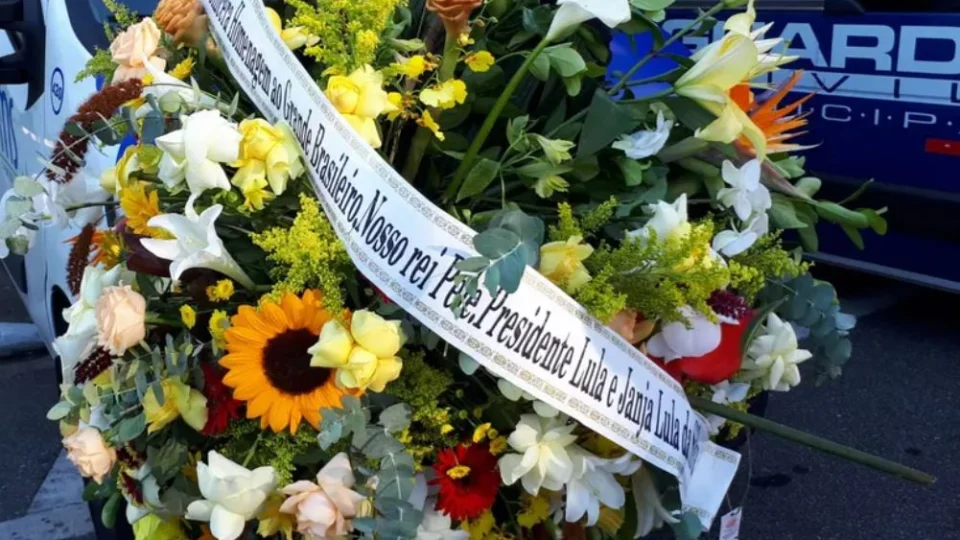 Presidente Lula manda flores e confirma que vai ao funeral de Pelé nesta terça