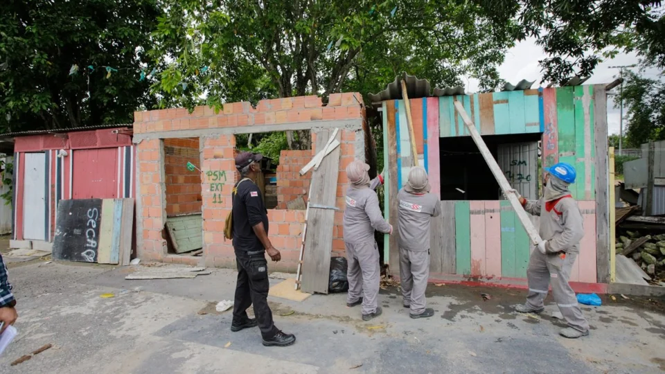 Manaus: 18 construções irregulares são retiradas de área do Prosamin+