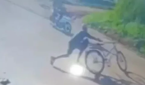 VÍDEO: homem joga bicicleta contra motocicleta em tentativa de assalto, no Pará