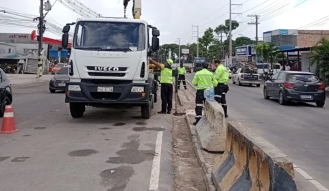 IMMU instala blocos de concreto para impedir retorno irregular em Manaus