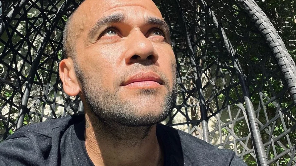 Daniel Alves é condenado a quatro anos de prisão na Espanha