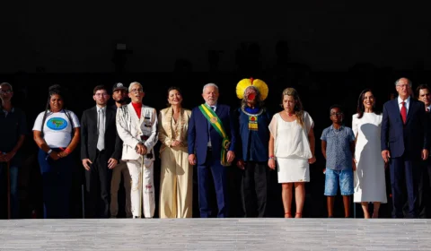 Lula recebe faixa dos representantes do ‘povo brasileiro’; confira quem são