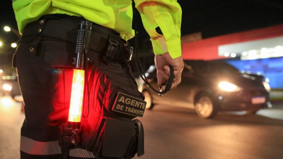 IMMU autua 72 motoristas por dirigirem com lâmpadas apagadas em Manaus