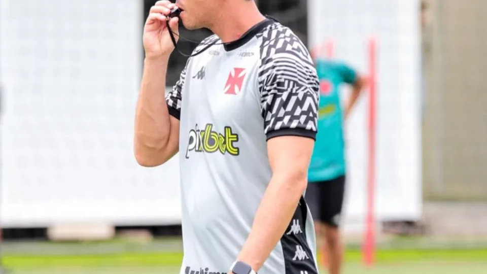 Técnico do Vasco comanda treinos e ressalta: ‘Gosto de ter uma equipe agressiva’