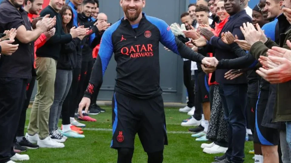 Lionel Messi retorna e inicia trabalhos no Paris Saint-Germain