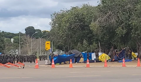 PM e Exército fazem operação para desmontar acampamento bolsonarista em Brasília