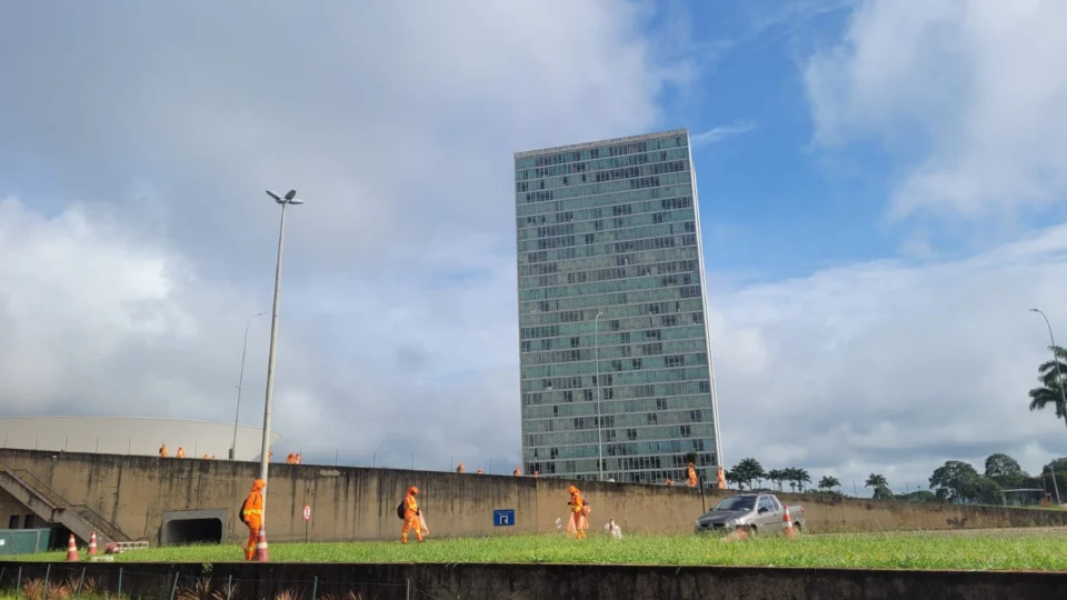 Após atos terroristas, garis limpam sujeira na Praça dos Três Poderes, em Brasília