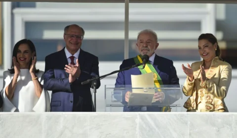 Em discurso para o povo, Lula reassume compromisso de cuidar dos brasileiros