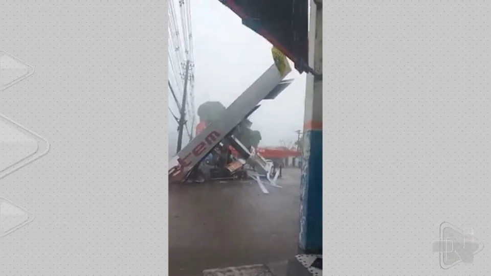 Vídeo: cobertura de posto de combustível desaba durante chuva em Manaus