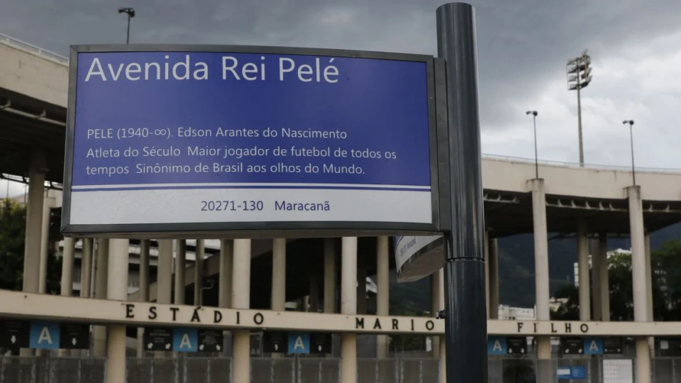 Homenagem no Maracanã: Rio de Janeiro instala placas da Avenida Rei Pelé